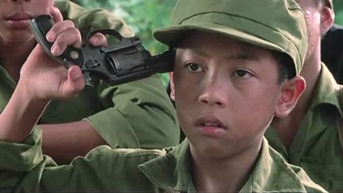 湄公河行动中小孩子拿枪赌命的戏 在这部电影里就有了