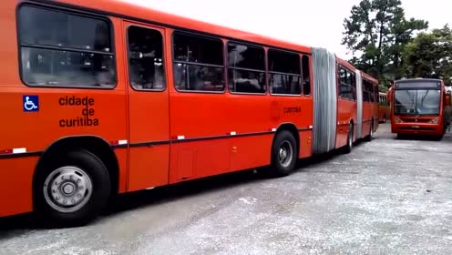 超罕见!三节车厢的公交车倒车视频