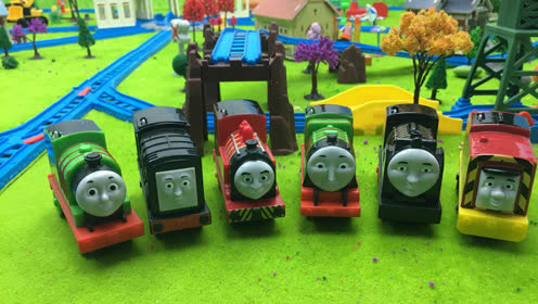 维多小火车发现高架轨损坏 集结小火车共同努力修复