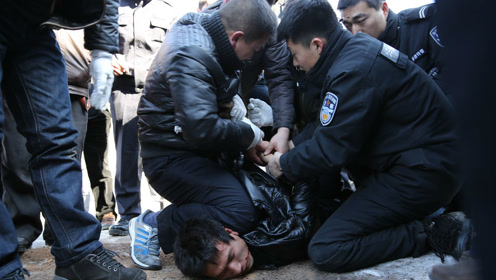 0:01:00河北邯郸男子当街持刀砍人致3死3重伤 已被警方控制时 间:2017