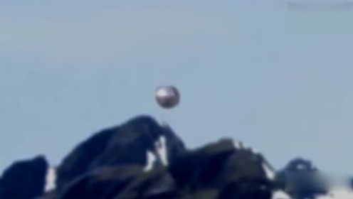 UFO目击事件记录：雪山顶圆形不明飞行物！的图片