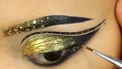 妹子画的艺术眼妆太精致了,睫毛上都是金色的小珠子