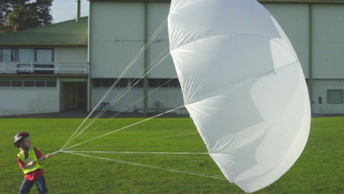 老外脑洞大开,用11个塑料袋做降落伞,这能飞起来吗?