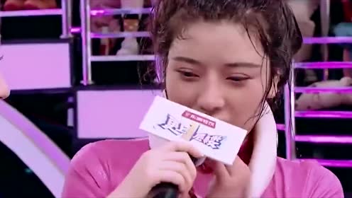 《更上一层楼》女孩挑战爬滑梯失败,主持一句:你对他有心动的感觉吗