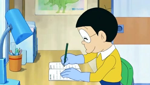 大雄做着作业,趁手套不注意忽然抽出手,手套就会一直帮你写作业