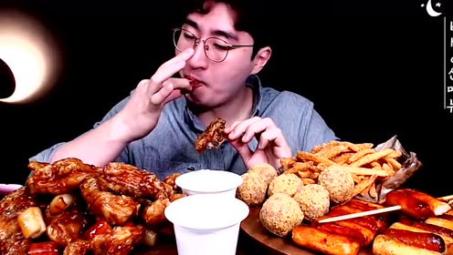 韩国小哥吃炸鸡腿,兴许人要是好看,连兰花指都举得这么过瘾