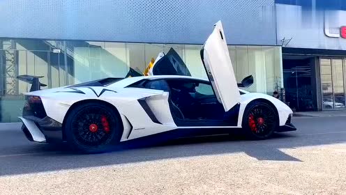 富二代的超跑"兰博基尼"太帅了,一辆速度与颜值并存的跑车!