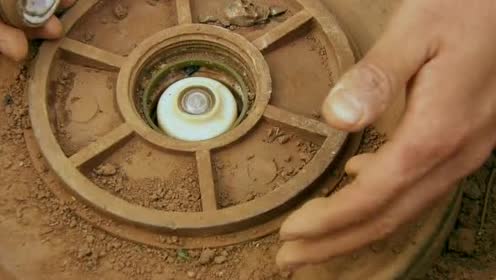 连长遇到传说中的"雷公雷",耍小聪明把地雷扔水里,不料出意外