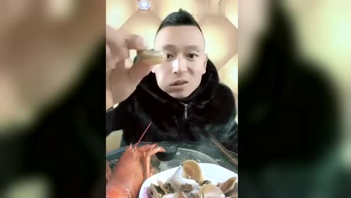 小伙大口吃螺蛳,这种吃法,才是最正宗的