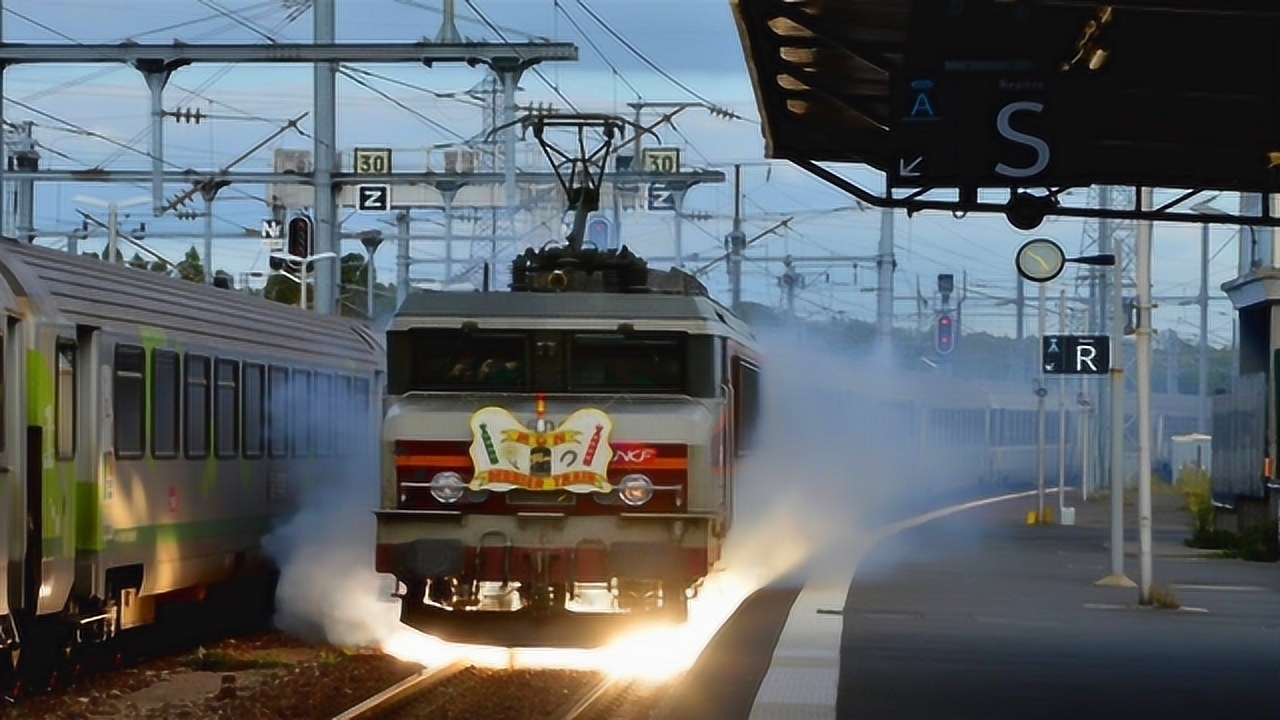 火車在軌道上行駛,剎車和起步加速都會摩擦出火花,這也太神奇了