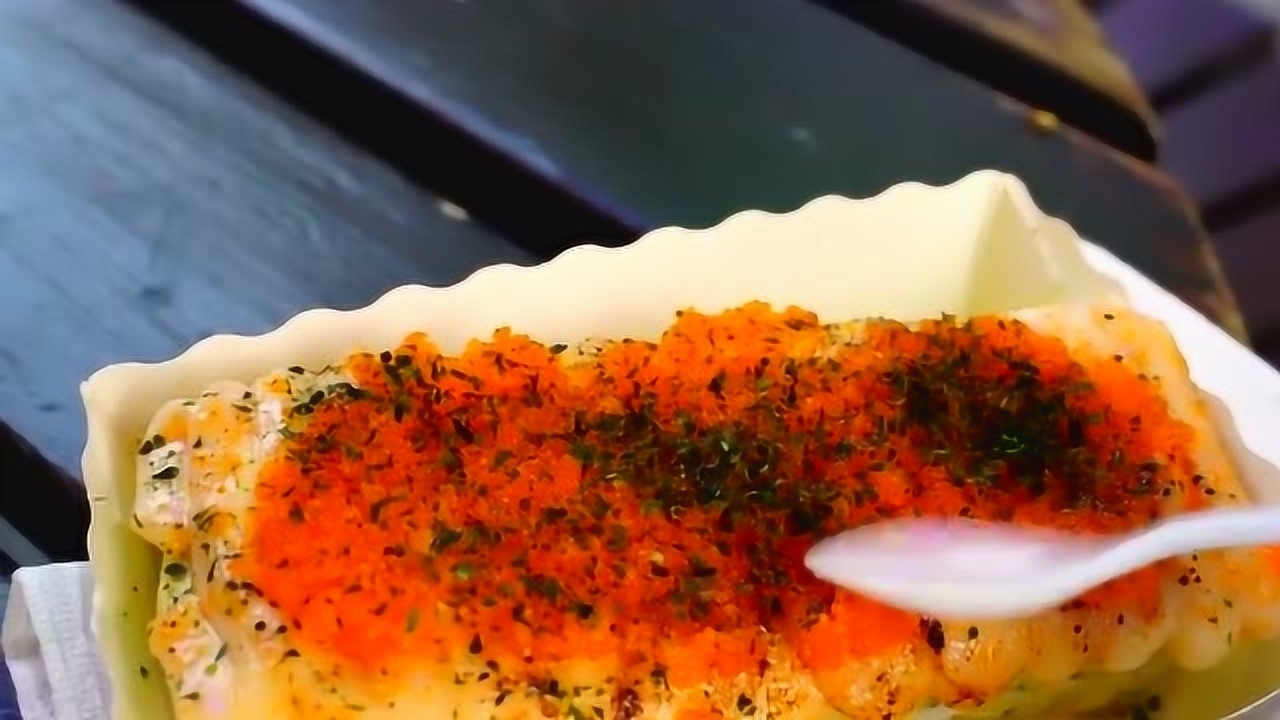 大哥将玉子烧火炙,打包起来得心应手,让人流口水