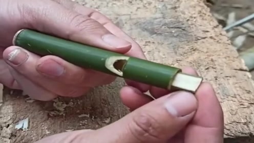 农村手艺人太厉害了,用小竹子就能制作出口哨,厉害!