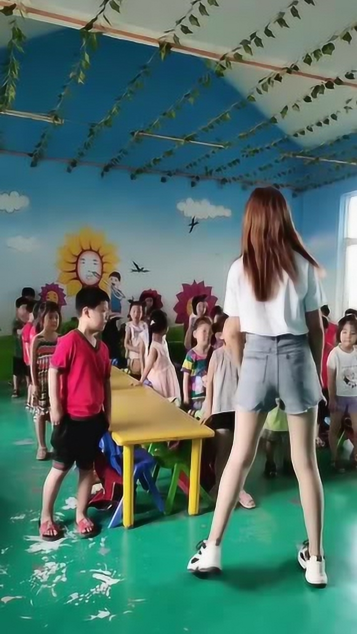 不愧是幼儿园里最会尬舞女幼师,这大长腿又白又嫩,背影都那么美