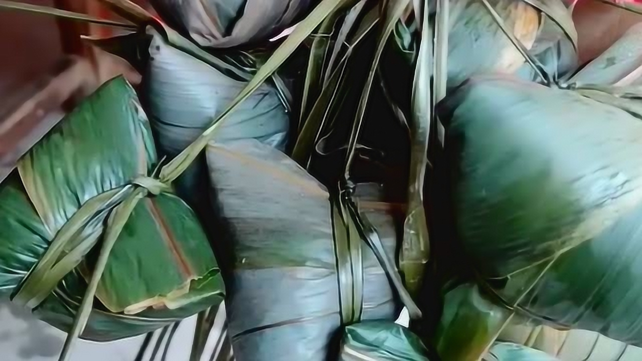 第一次见这样捆粽子的,就像树上结出来的果子,不知道你们喜欢吗?