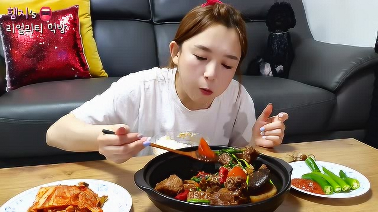 韩国吃播:hamzy今天炖猪排骨!配上泡菜,吃得太香了