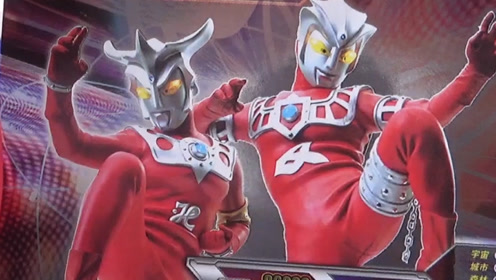 黑暗赛罗奥特曼来拆稀有卡片,拆出对手雷欧奥特曼和阿斯特拉