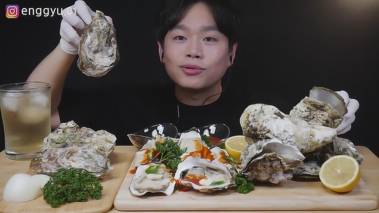 韩国吃货小哥,吃巨型生蚝,蘸点酱,吃得真享受
