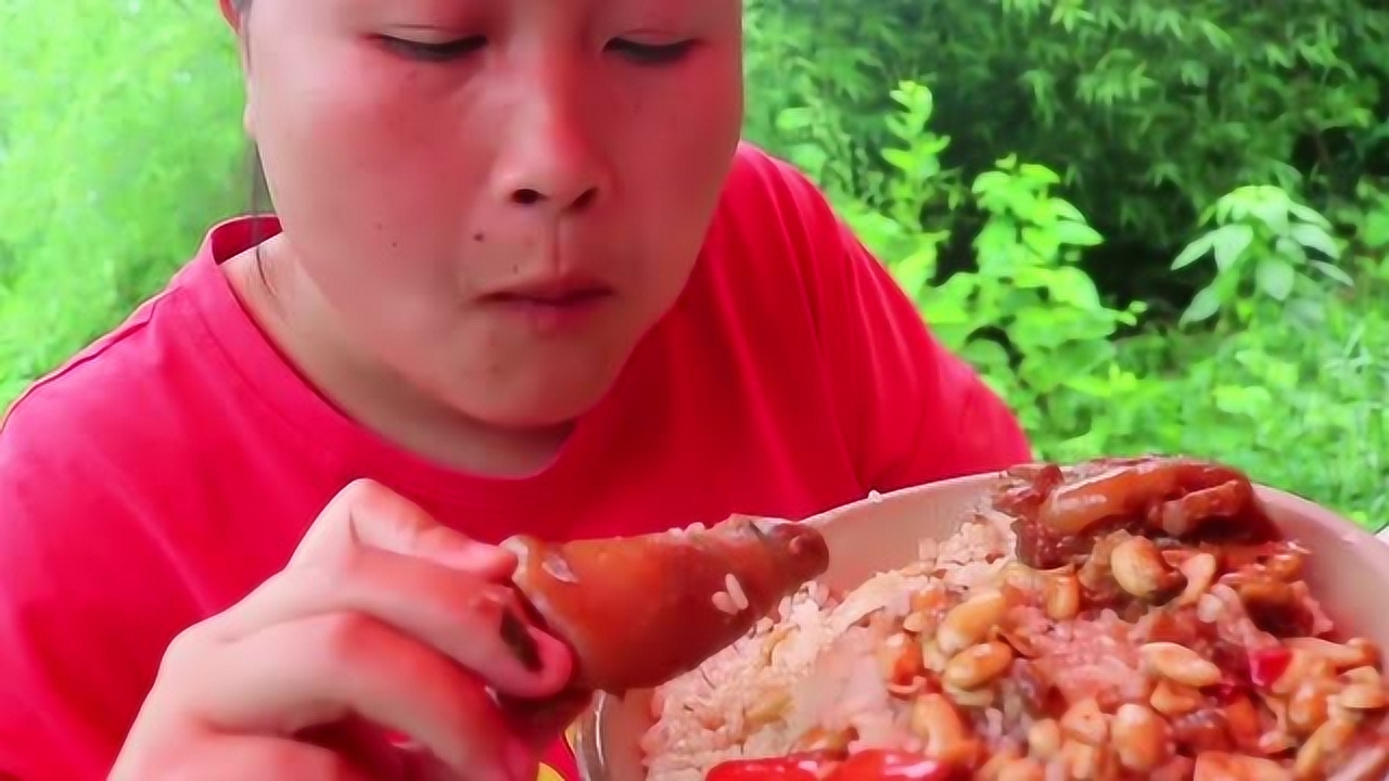 胖妹不化妆也能皮肤好!独家秘籍就是黄豆焖猪蹄,排毒又养颜,绝了!