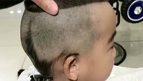 原来理发师都是这样给小孩推头的,我回家也给孩子试试