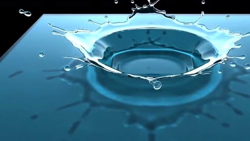 水滴落入水中的瞬间