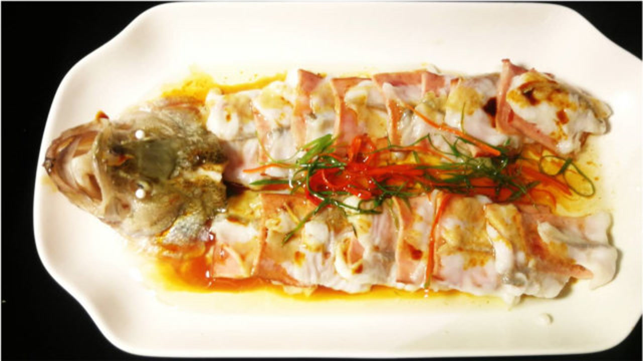 火腿鲈鱼卷的家常做法,鲈鱼的创新做法,这一份成本25元,卖88元