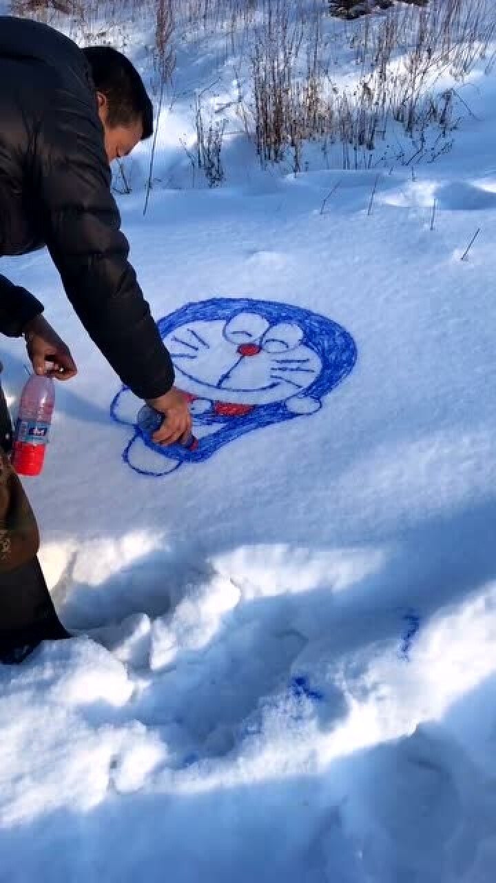4k超清体验  00:27   大哥在雪地里随意画几下,把哆啦a梦都画活了!