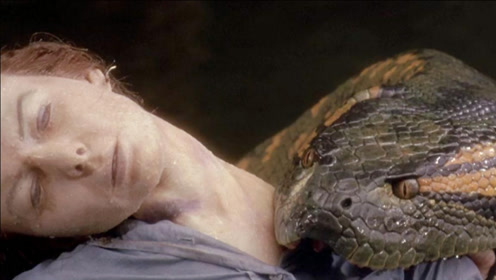 狂蟒之灾:巨蟒缠住同伴,美女一枪打爆巨蟒头部,解救黑人小伙