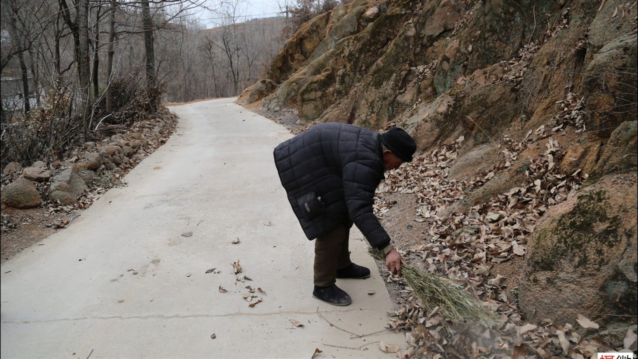 91岁孤寡大爷义务为村里扫地,已坚持5年