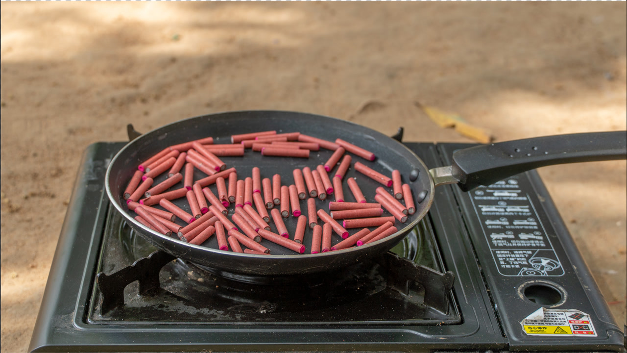 100个小擦炮放进锅里爆炒,会发生什么呢?