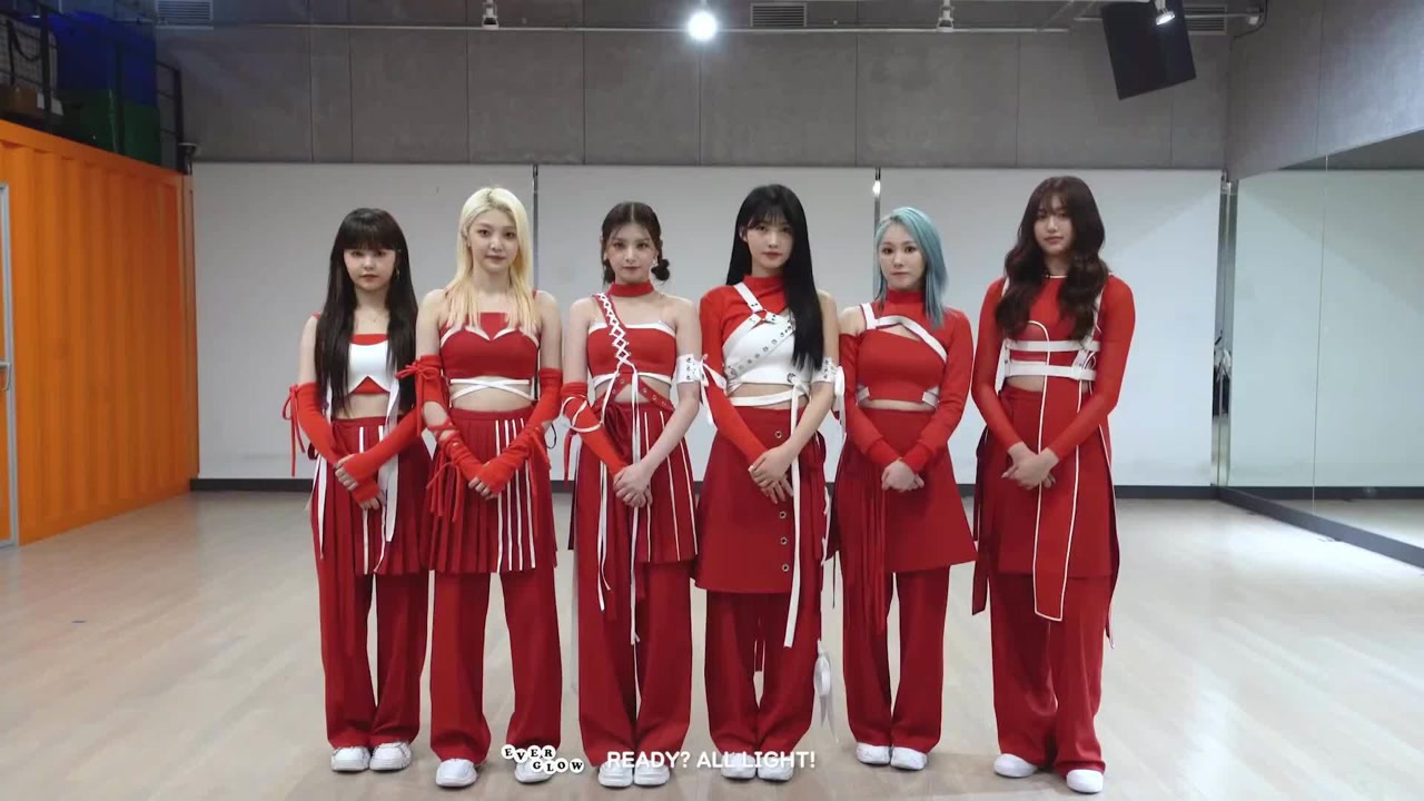 南韩新晋女团 EVERGLOW 专辑主打曲目回归初舞台 - DUN DUN-高清MV在线 