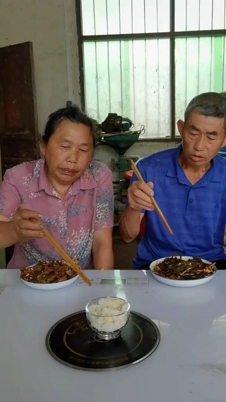 说饭都吃不起的人,自己的生活是不是这样子?