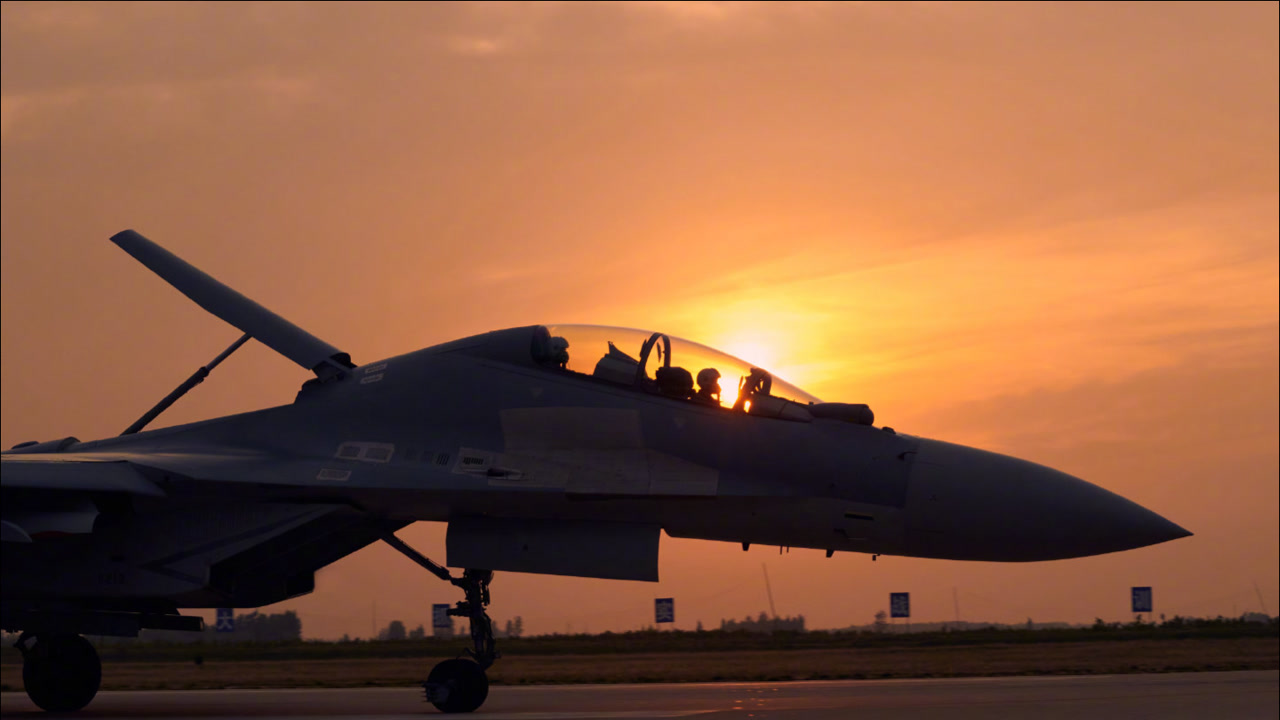 美丽不可方物!飞行员驾驶歼10战机第一视角带你领略醉人晚霞