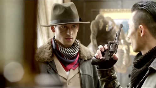 侠探高飞:洋人仗着有枪找麻烦,谁想高飞手快,不知不觉卸他子弹