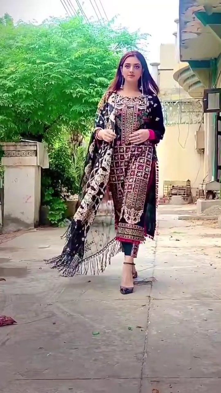 尼泊尔美女的民族服装