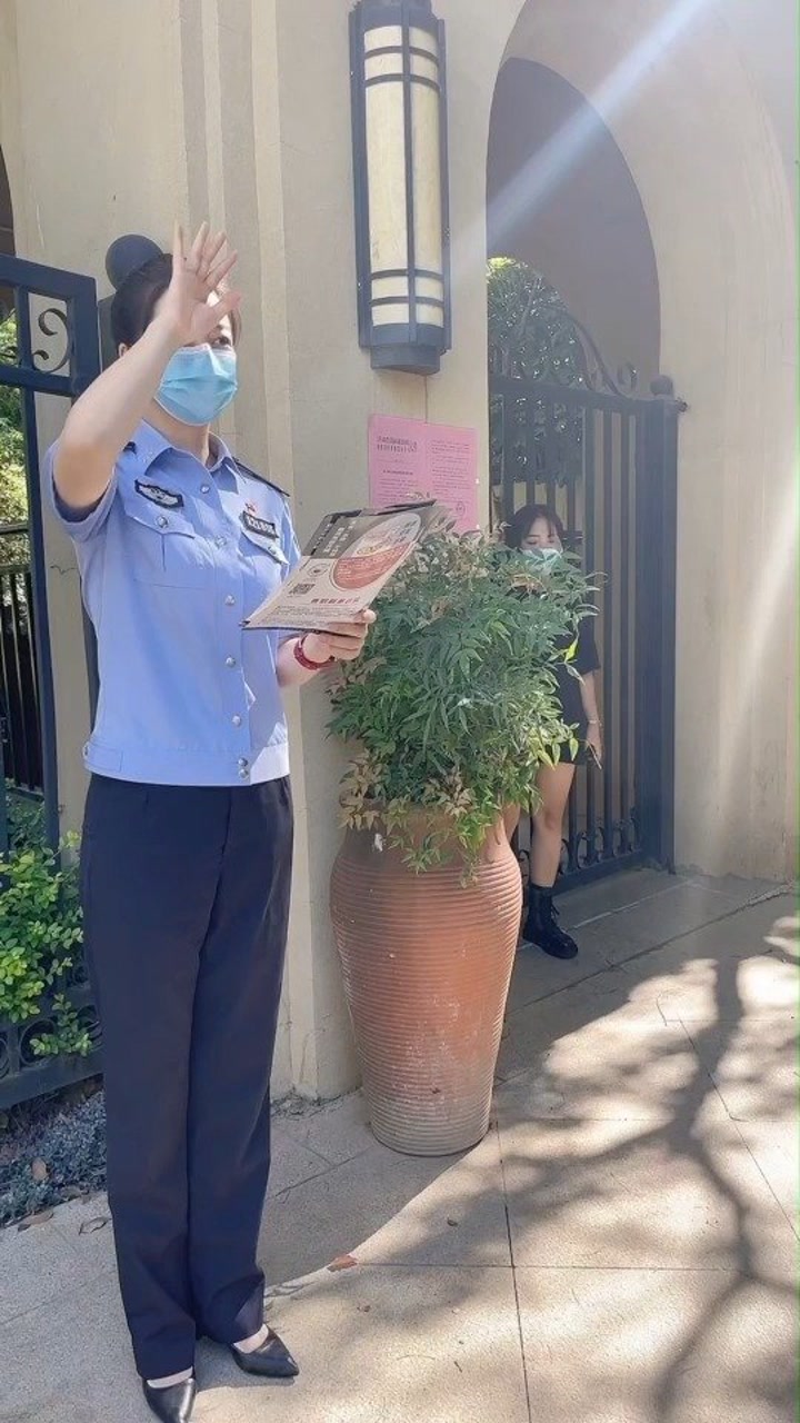 看警察小姐姐超认真的宣传 #反诈反诈