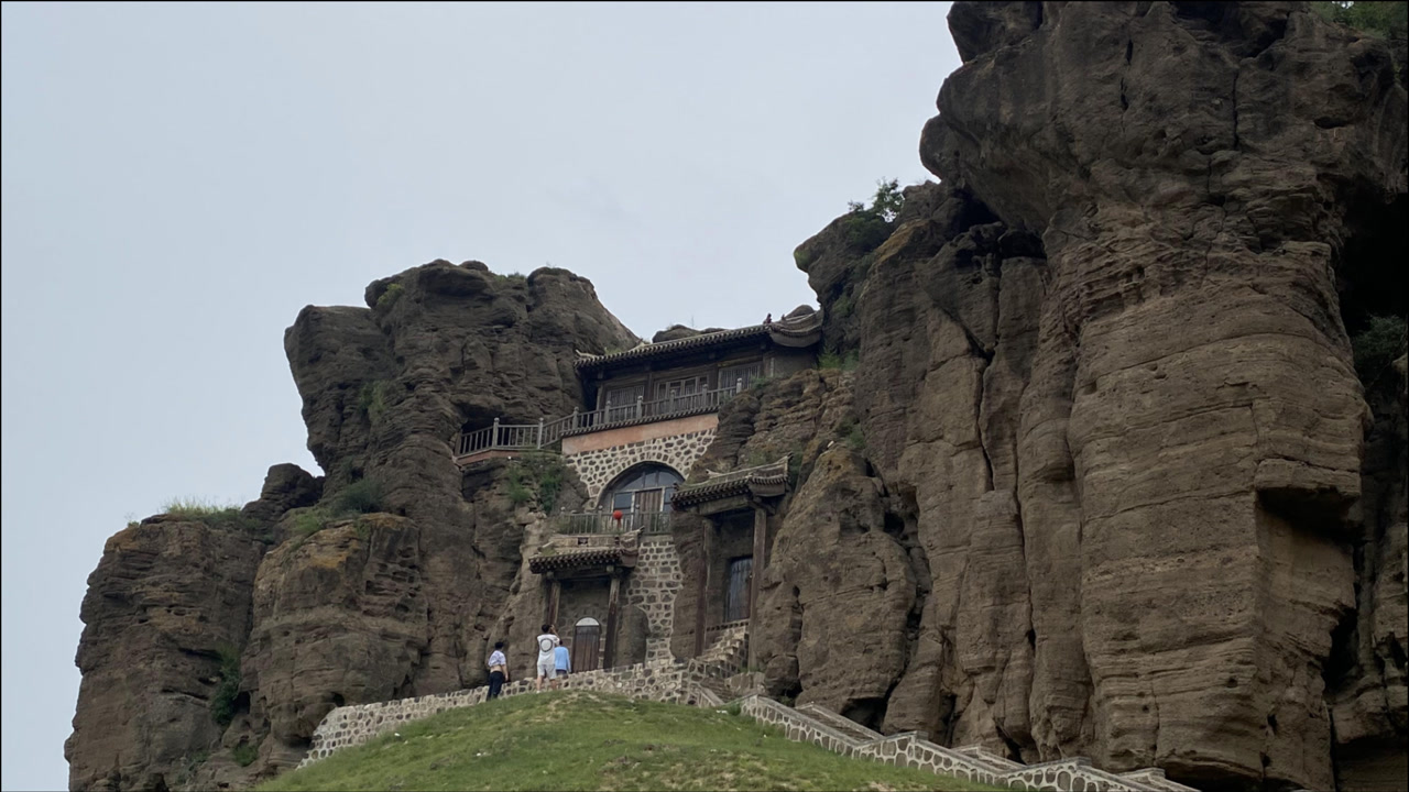山西火山岩石缝中发现1400年前道观,古代道士的修行洞原来这样?