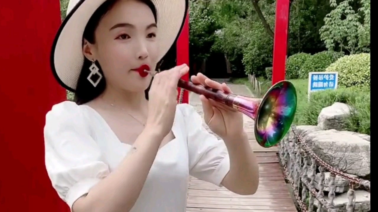 美女唢呐演奏《佳人伴孤灯》