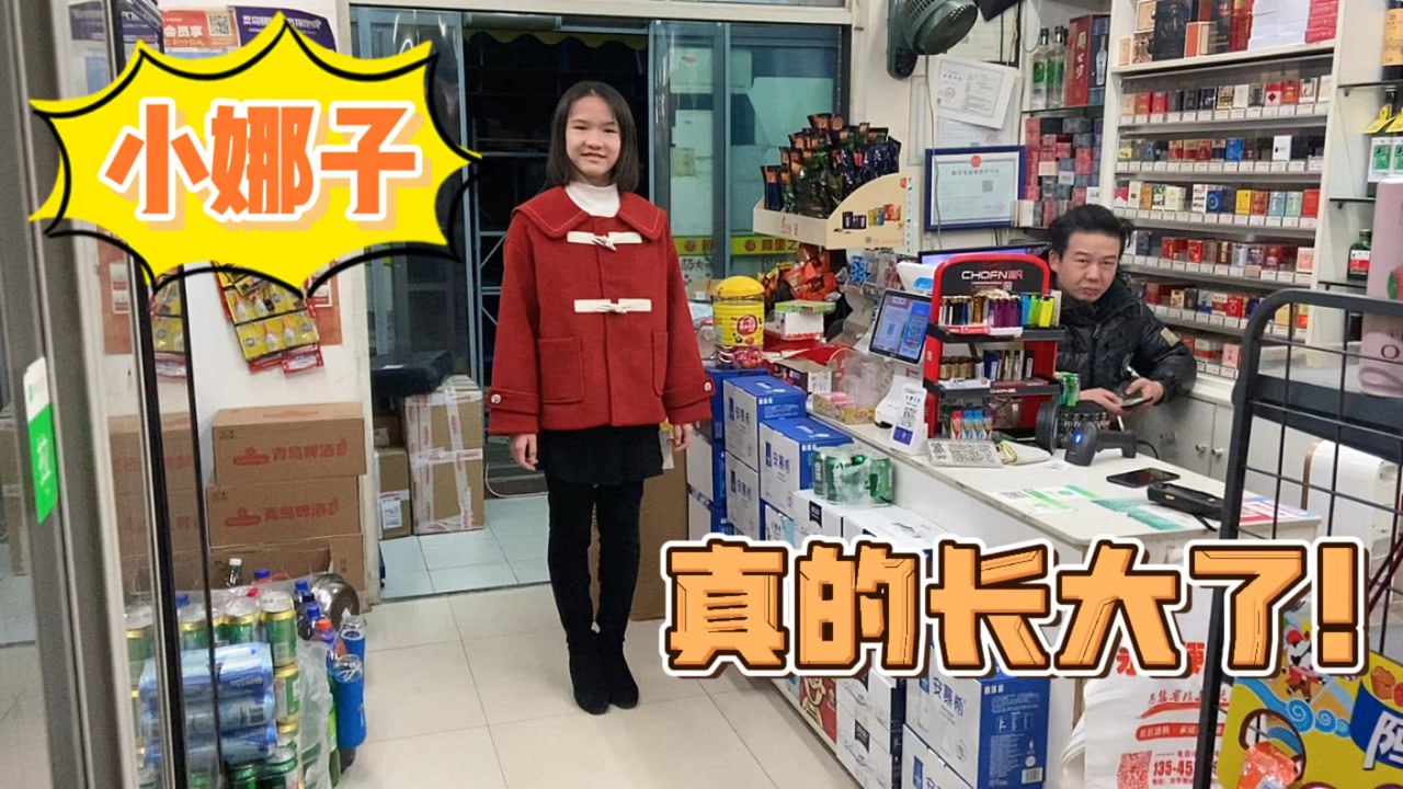 小娜子试穿过年新衣,配上小短裙还有妈妈的长靴,真的太好看了