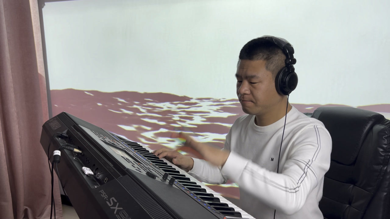 电子琴演奏一首骏马奔驰保边疆dj版