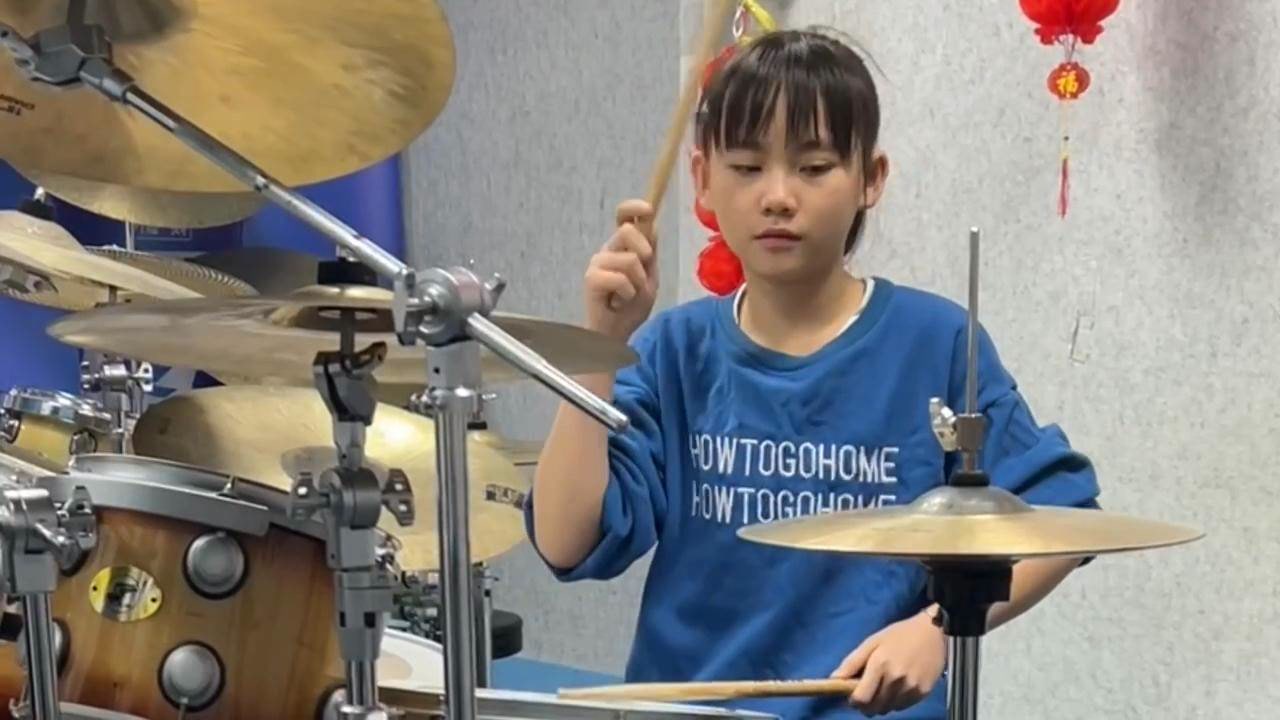 妞妞架子鼓学习经典歌曲《再见理想》,二十分钟学完,发挥得挺不错