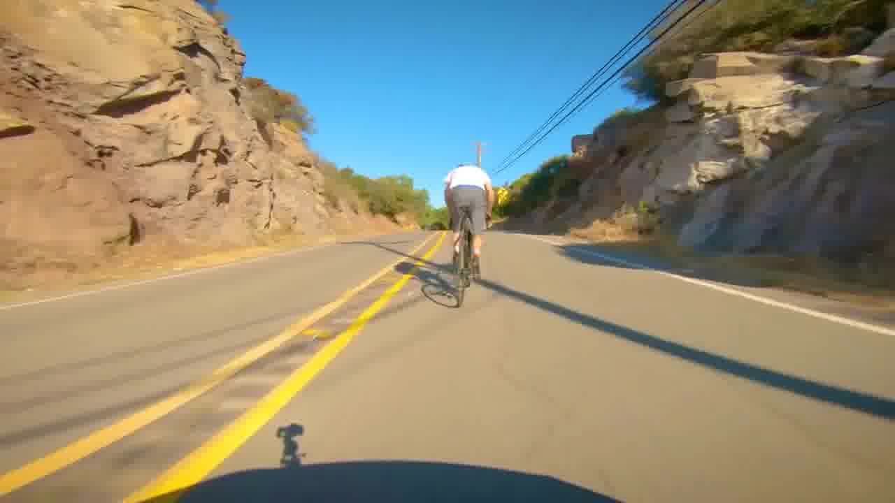 国外公路车大神70km h下坡,教科书般的压弯技术