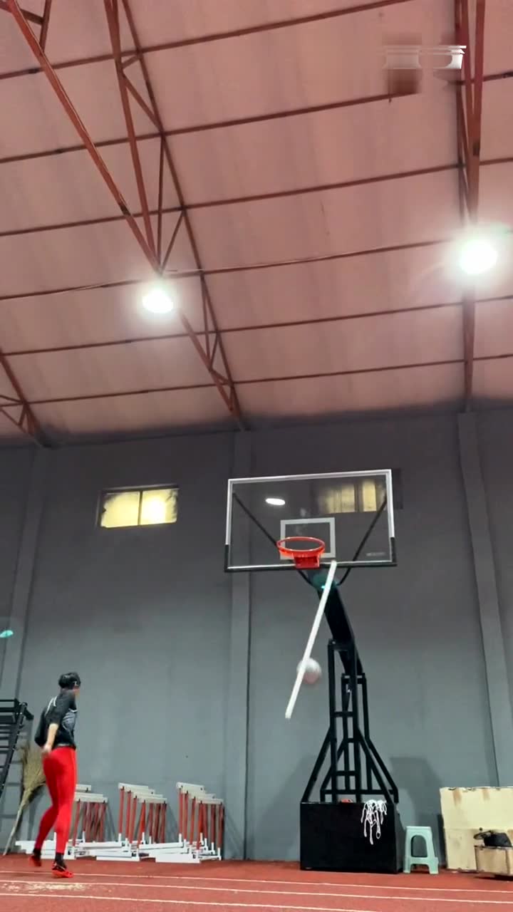 全网第一个用腿扣篮的 