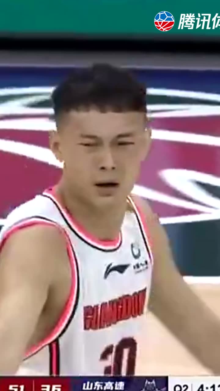 “坏我事”！汤杰快攻不料撞到裁判导致球出界