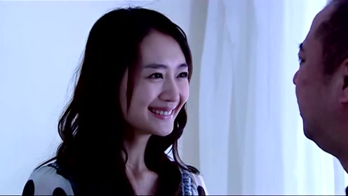 售楼小姐被开除没地方住,男子借机为她租房子方便自己