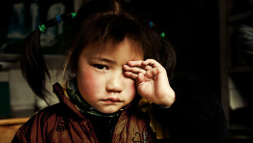 可怜!小女孩无钱上学,为何亲生父亲竟然不管不问,一百块钱也不给