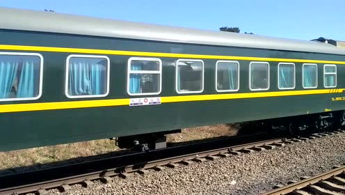 k7517次列车快速通过波罗赤车站