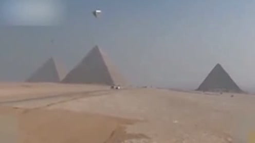 埃及网友拍摄真实视频 金字塔上空出现悬浮UFO的图片