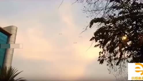 天空发现三个不明飞行物 UFO 在天空盘旋飞行的图片