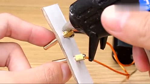 国外牛人自制女性夜晚出门必备电棒,太厉害了!