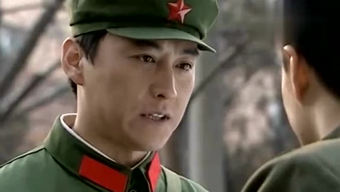 章卫平领着部队大院的孩子准备打架去,哥哥突然回来,拦住了去路